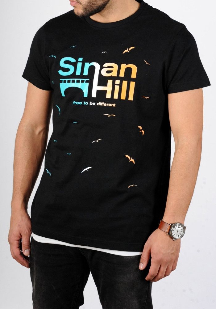 T-shirt Sinan Hill "Different" bleu blanc et orange T-shirt Sinan Hill "Different" bleu blanc et orange