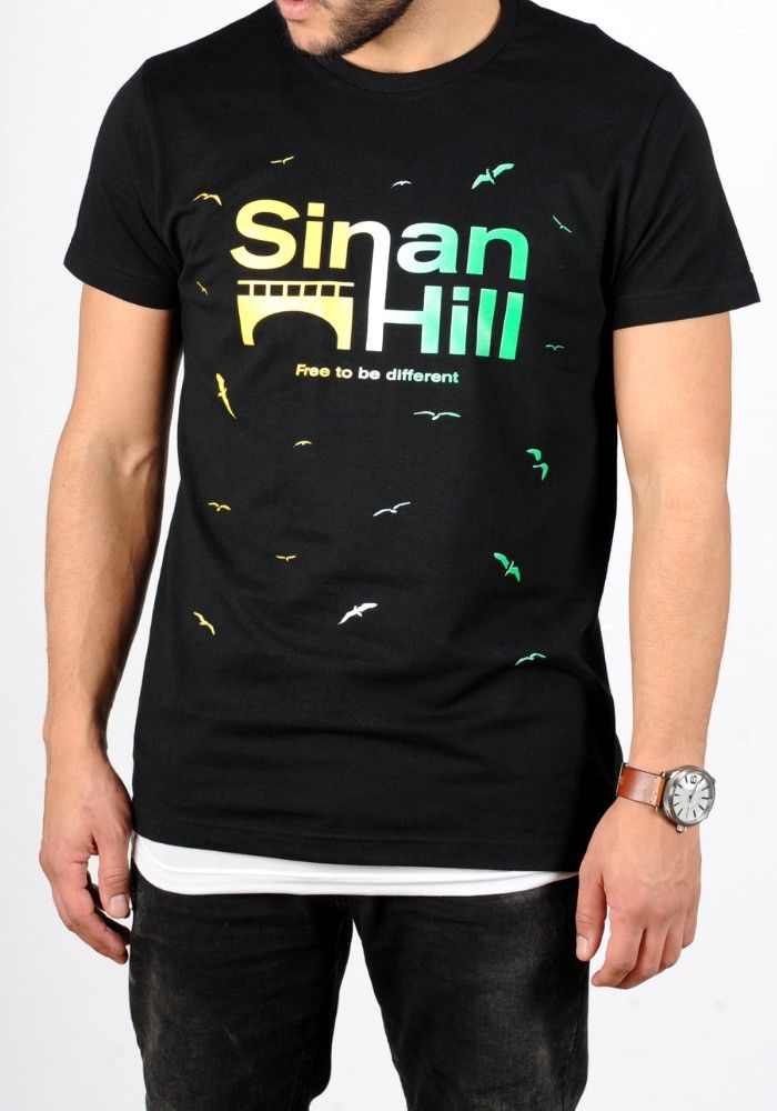 T-shirt Sinan Hill "Different" jaune, blanc et vert T-shirt Sinan Hill "Different" jaune, blanc et vert